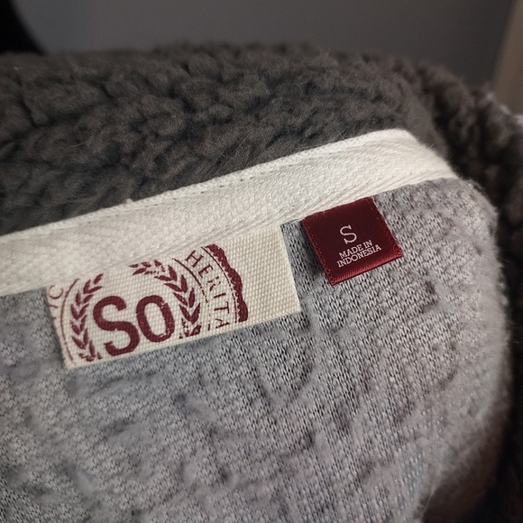 SO Gray Faux Fur 100% Polyester Size Small Sweater - Picture 8 of 9